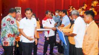 Rektor UNM Bersama Anggota DPR RI Serahkan 157 Beasiswa KIP
