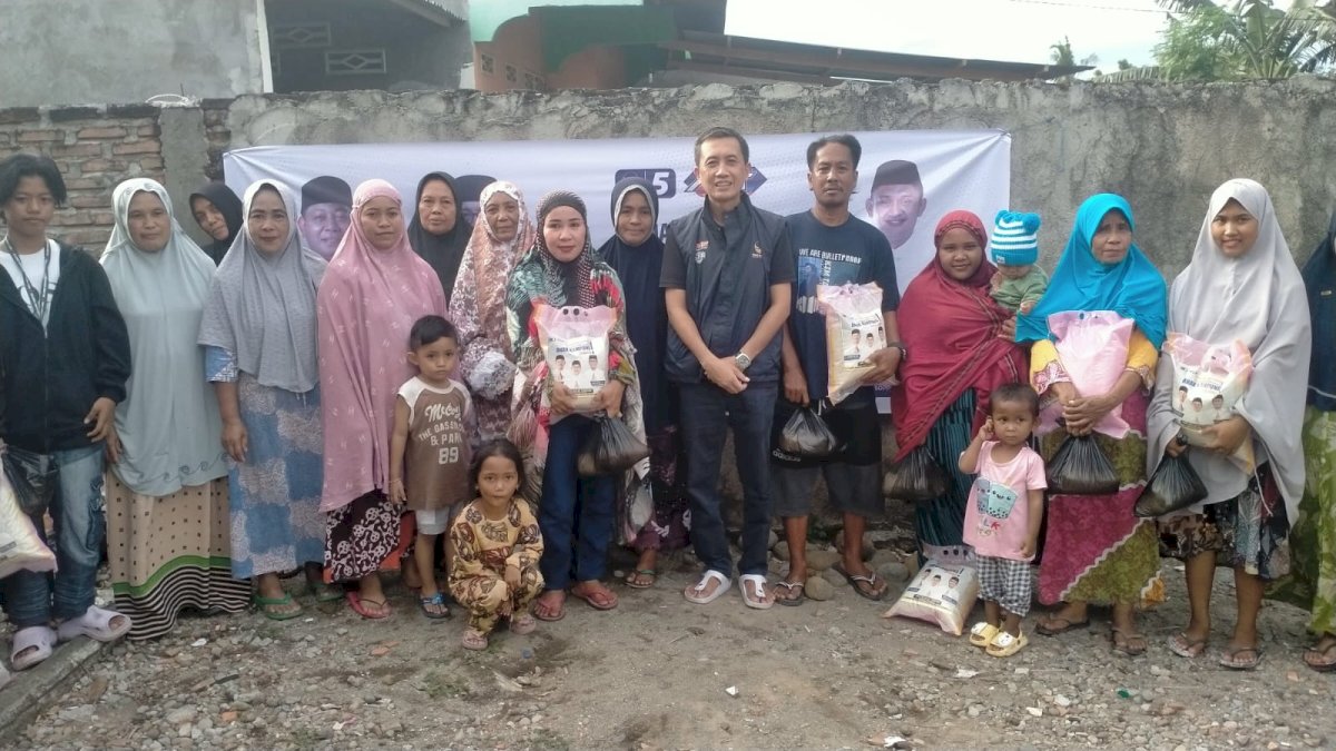 NasDem Bulukumba Bersama Andi Palalloi Tabrang Bagi-bagi Sedekah Jumat