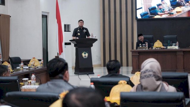 Bupati Gowa Adnan Purichta Ichsan saat penyerahan ranperda tentang aturan memakai masker (dokumen: istimewa)