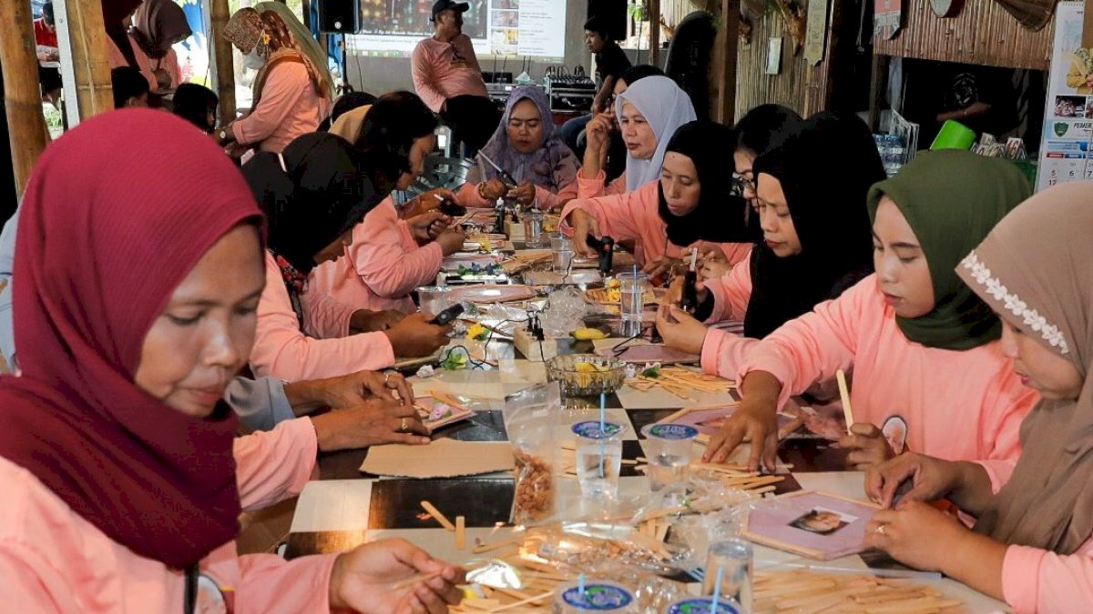 Berdayakan Perempuan, Kolaborasi Mak Ganjar Sulsel Ajak Ibu-ibu Sulap Barang Bekas Bernilai Ekonomis