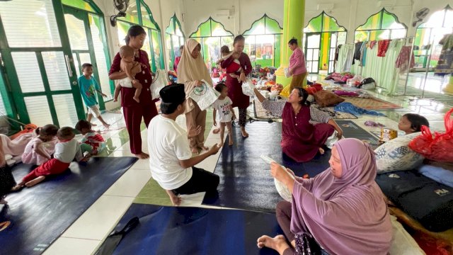 Sukarelawan Santri DukungGanjar Sulsel beri bantuan kepada korban banjir di Kecamatan Manggala Makassar (dokumen: istimewa)