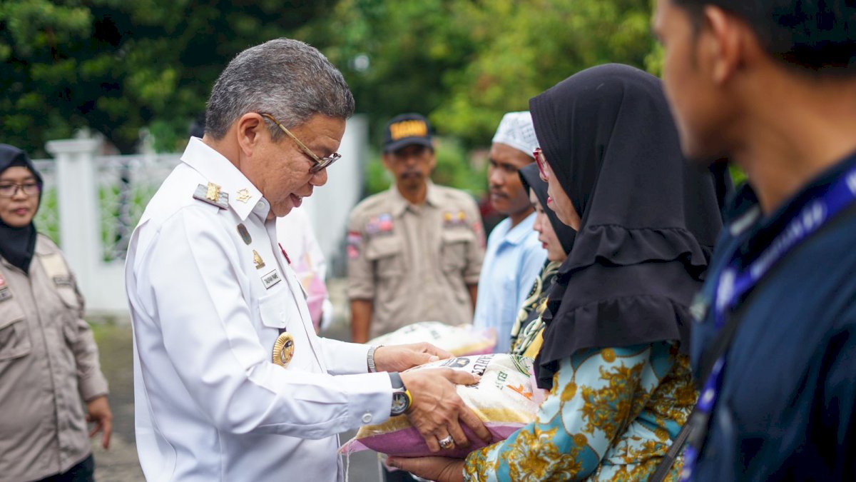 Lepas Bantuan Beras, Taufan Pawe Pesan Camat Pantau Penyaluran