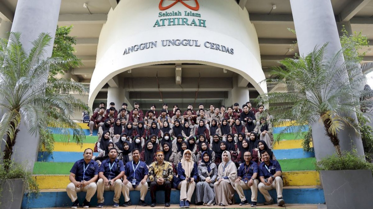 Regional Head 4 Inspirasi Siswa Lewat Program Pelindo Mengajar di SMA Islam Athirah 1 Makassar