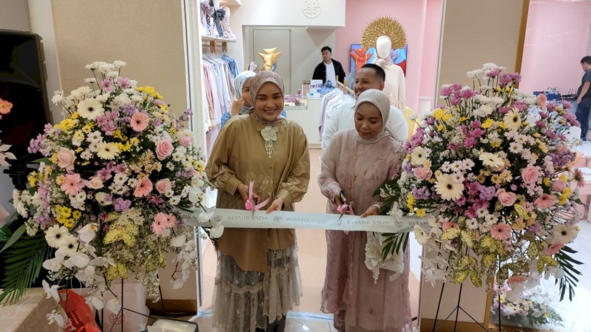 Tunjang Penampilan Wanita Muslimah Masa Kini, RiaMiranda Buka Store di TSM Makassar
