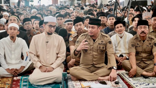 Bupati Gowa Adnan Purichta Ichsan bersama Ust. Adi Hidayat saat memperingati Isra' Mi'raj di Masjid Syekh Yusuf (dokumen: istimewa)