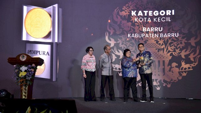Bupati Barru Suardi Saleh menerima penghargaan Adipura 2022 (dokumen: istimewa)