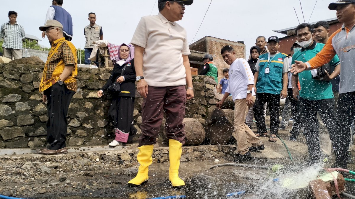 Kunjungi Lokasi Bencana, Taufan Pawe Mengaku Prihatin
