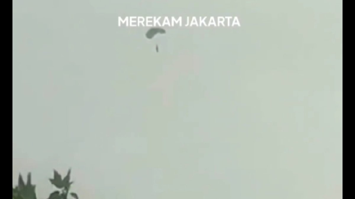 VIDEO: Akibat Angin Disertai Hujan, Penerjun Payung Nyasar ke Rumah Warga