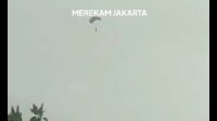 VIDEO: Akibat Angin Disertai Hujan, Penerjun Payung Nyasar ke Rumah Warga