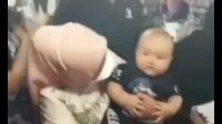VIDEO: Momen saat Istri Presiden Joko Widodo Gendong Anak Pedagang Pasar