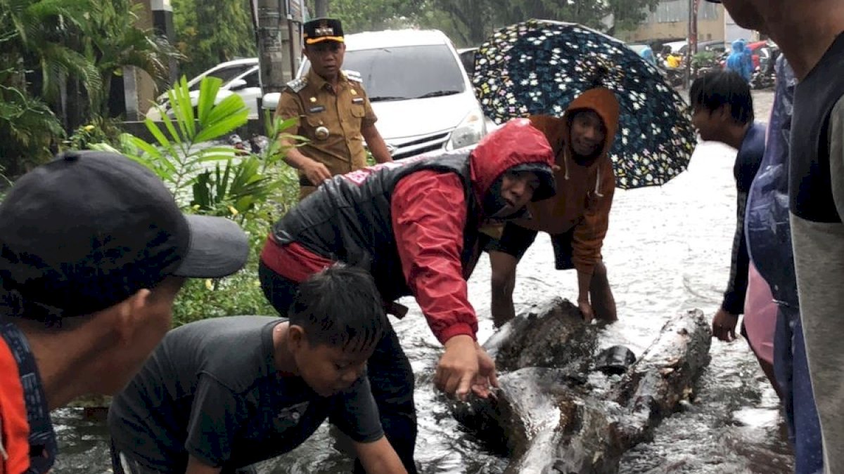 Curah Hujan Tinggi, Camat Tallo Pantau Sejumlah Titik Rawan Banjir