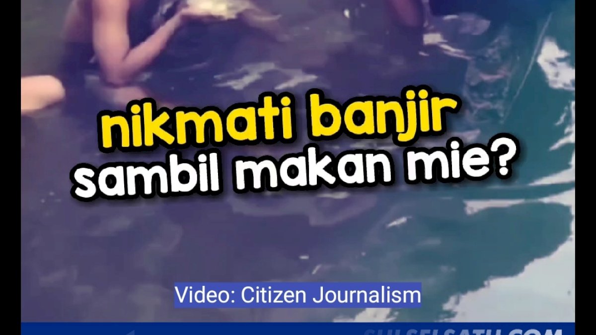VIDEO: Viral, Warga Makassar Ini Malah Asyik Makan Mie di Tengah Banjir