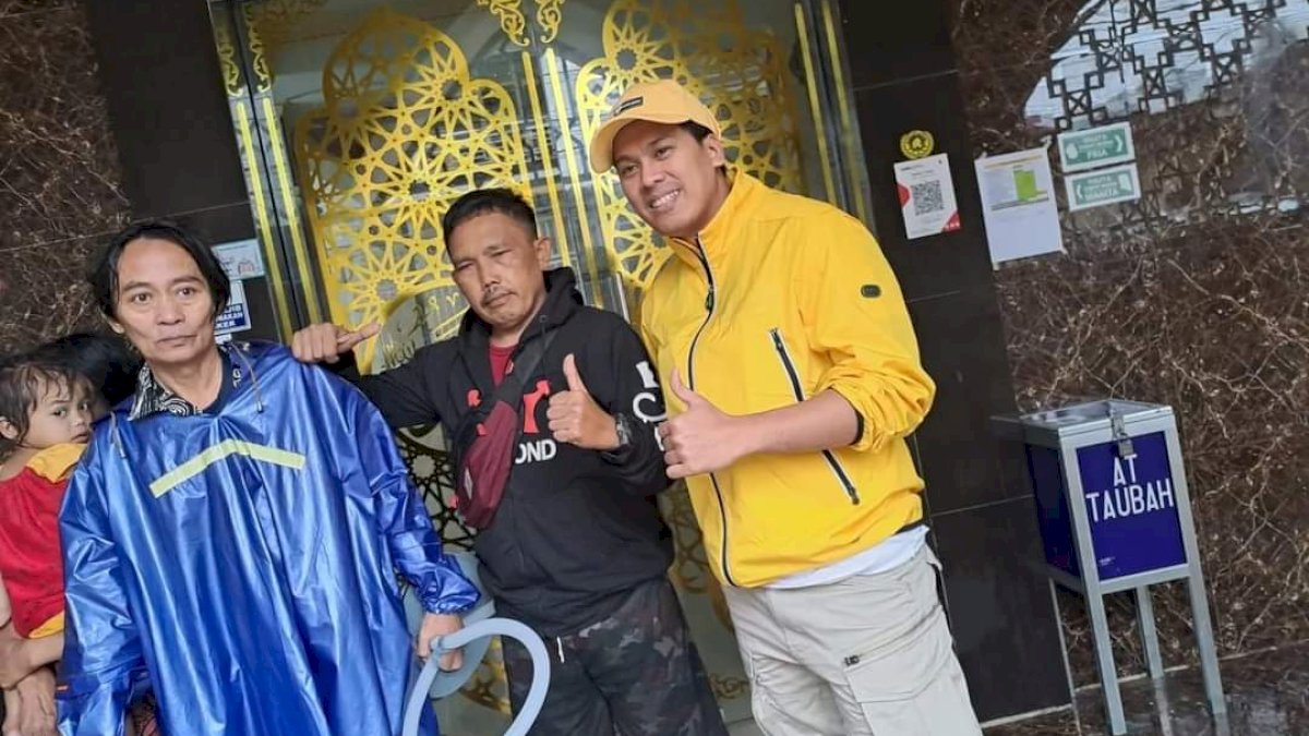 Wakil Ketua DPRD Makassar Nurhaldin Bantu Evakuasi Korban Banjir