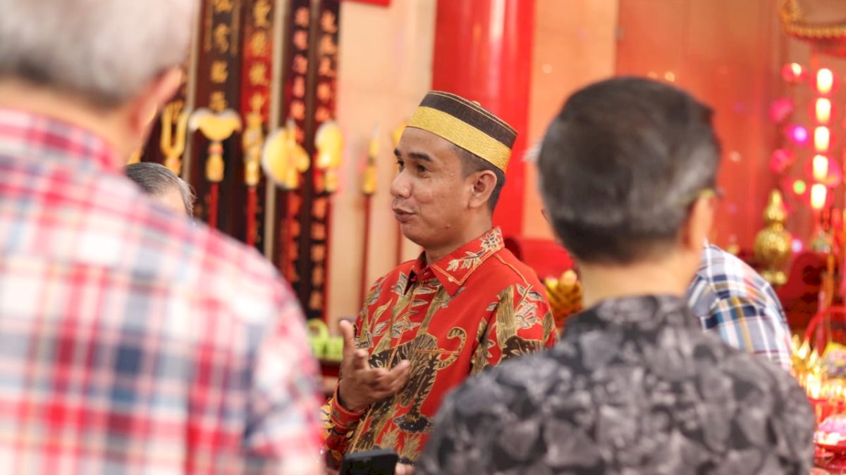 Kenakan Batik Merah, Rudianto Lallo Sambangi Rumah Ibadah Masyarakat Tionghoa
