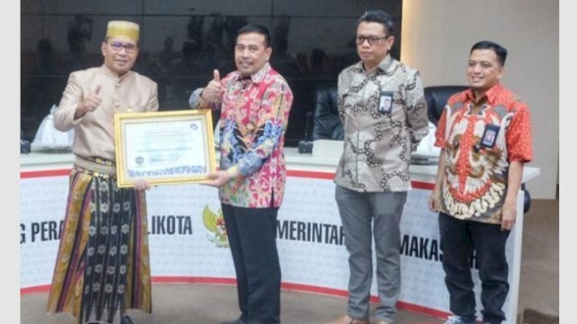 Wali Kota Makassar Danny Pomanto terima penghargaan dari Ombudsman RI (dokumen: istimewa)