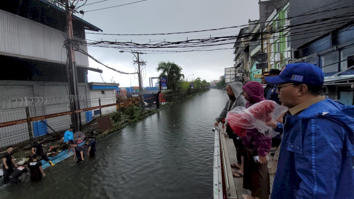 Eks Komisioner KPK Kritik Danny soal Alasan Banjir: Jangan Salahkan Hujan