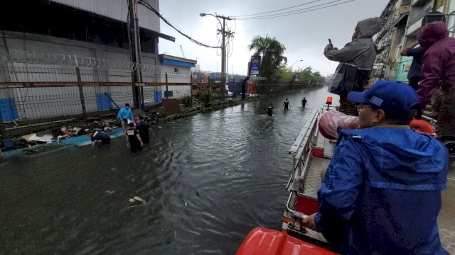 Damkar Makassar bersama Danny Pomanto patroli pantau banjir. (Foto: Ist)