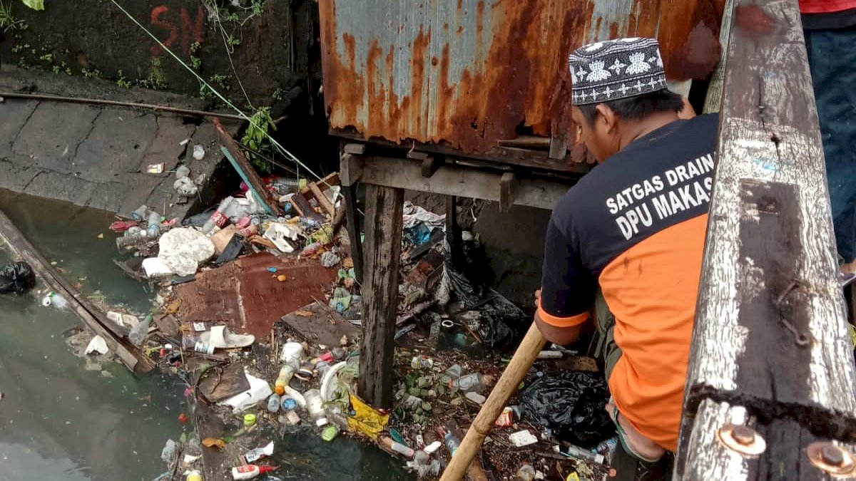 Cuaca Buruk Diprediksi hingga 16 Februari, Satgas Dinas PU Keruk Drainase
