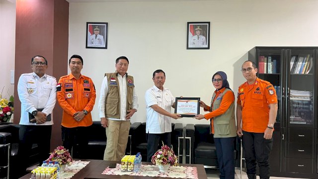 BNPB serahkan bantuan logistik dan dana siap pakai Rp250 juta untuk penanganan banjir Makassar. (Foto: Ist)