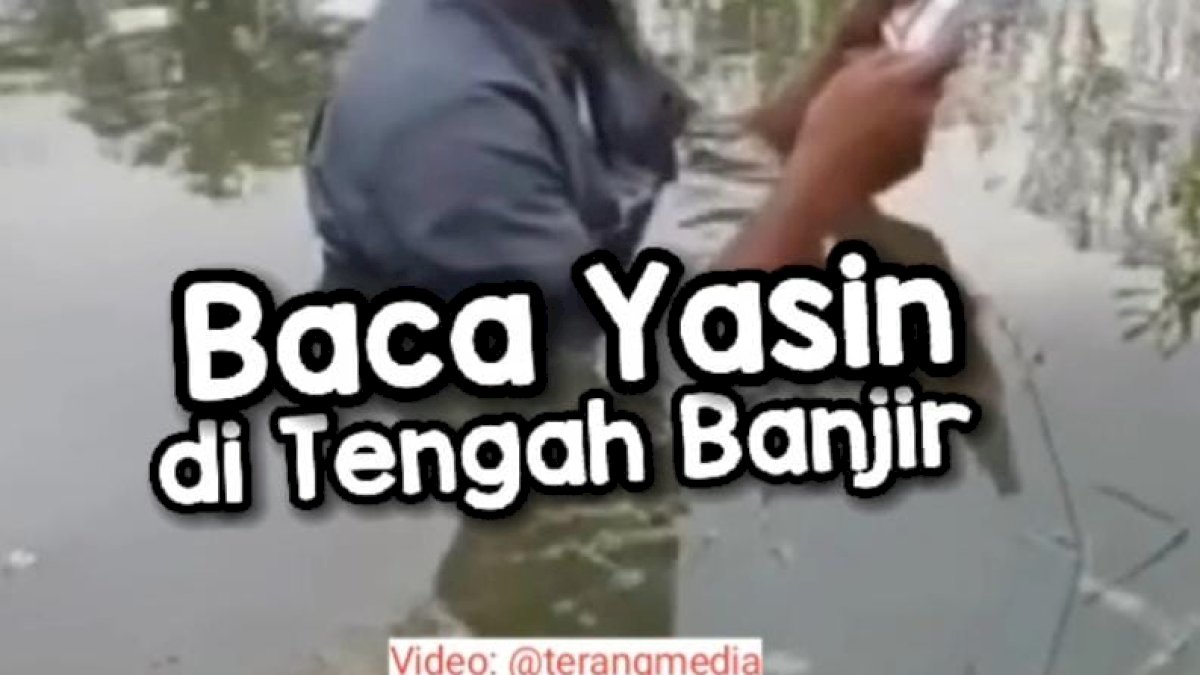 VIDEO: Pria Membaca Yasin di Tengah Banjir Viral di Media Sosial