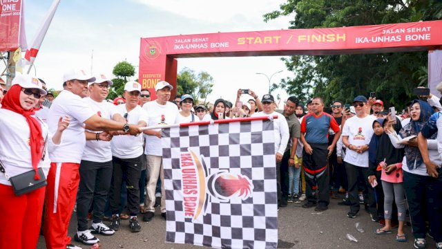Jalan sehat IKA Unhas Bone. (Foto: Ist)