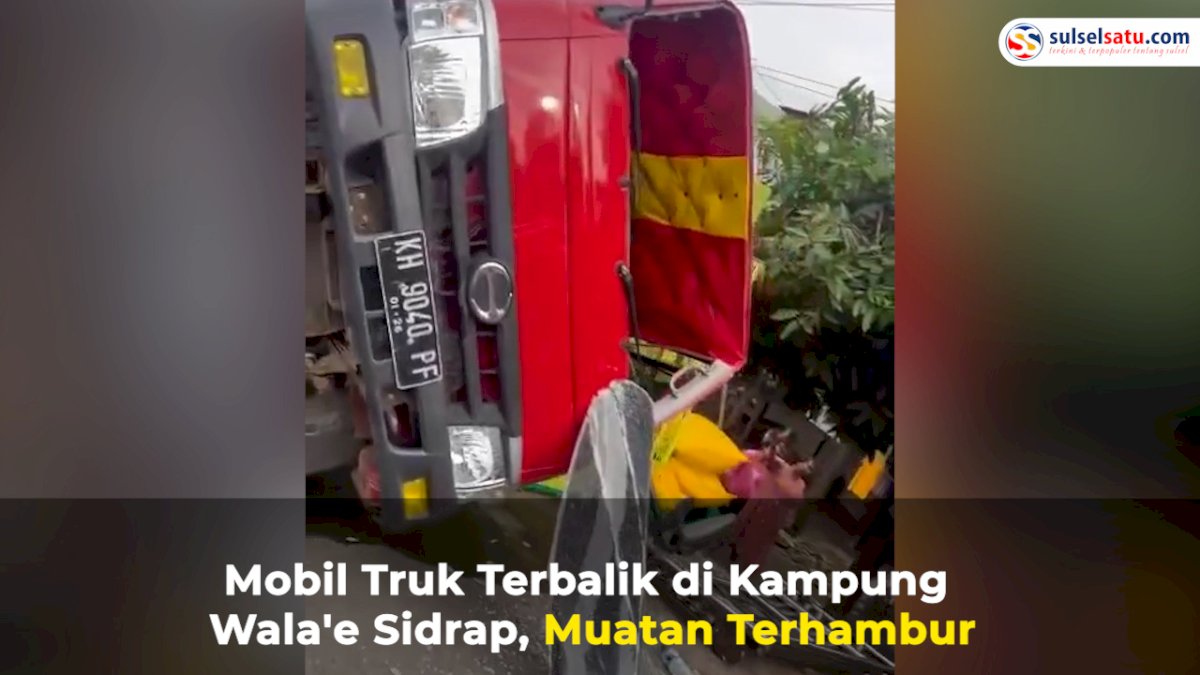 VIDEO: Mobil Truk Terbalik di Kampung Wala’e Sidrap, Muatan Terhambur