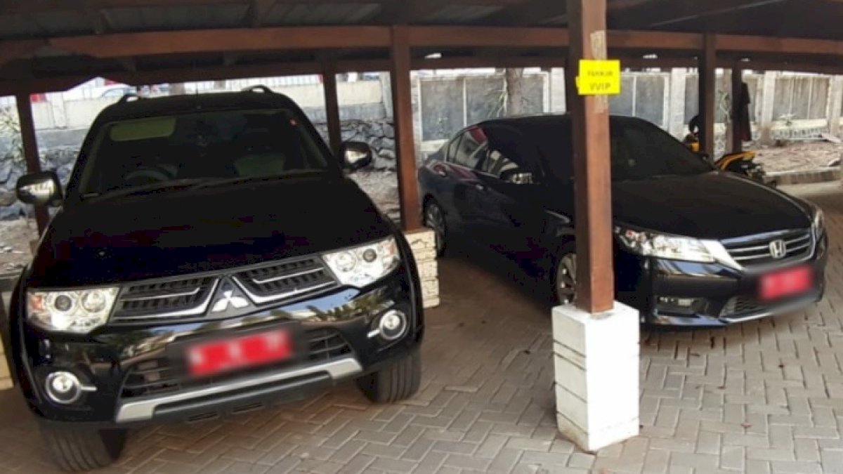 Kecepatan Tinggi, Mobil Sekretariat Dewan Berisi Perempuan Bugil Seruduk Tiang Reklame