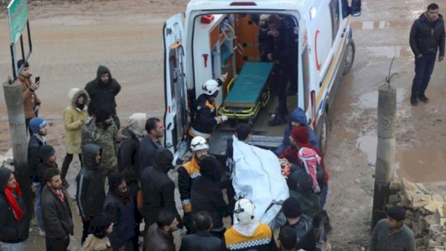 Evakuasi jenazah pasca-gempa. (Foto: Mahmoud Hassano/Reuters)