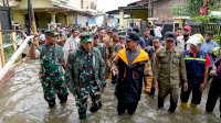 Gubernur Sulsel Bersama Pangdam Hasanuddin Tinjau Banjir di Makassar