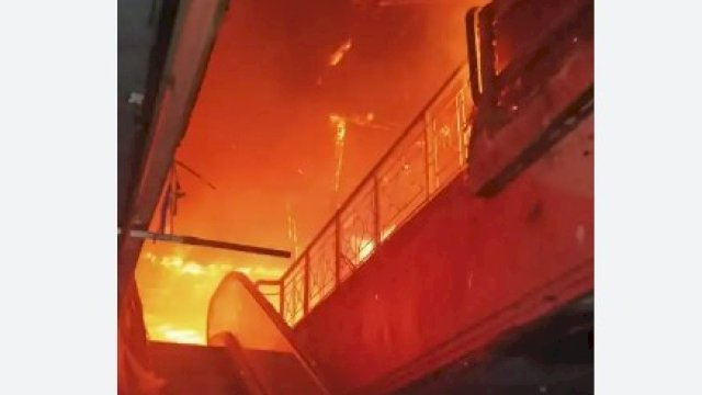 Kebakaran di Lantai 2 Pasar Terong Makassar. (Foto: Tangkapan Layar Video)