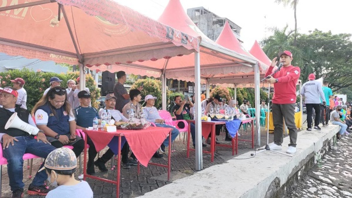 Diikuti 128 Peserta, Ketua KONI Lepas Lomba Renang Laut Pantai Losari