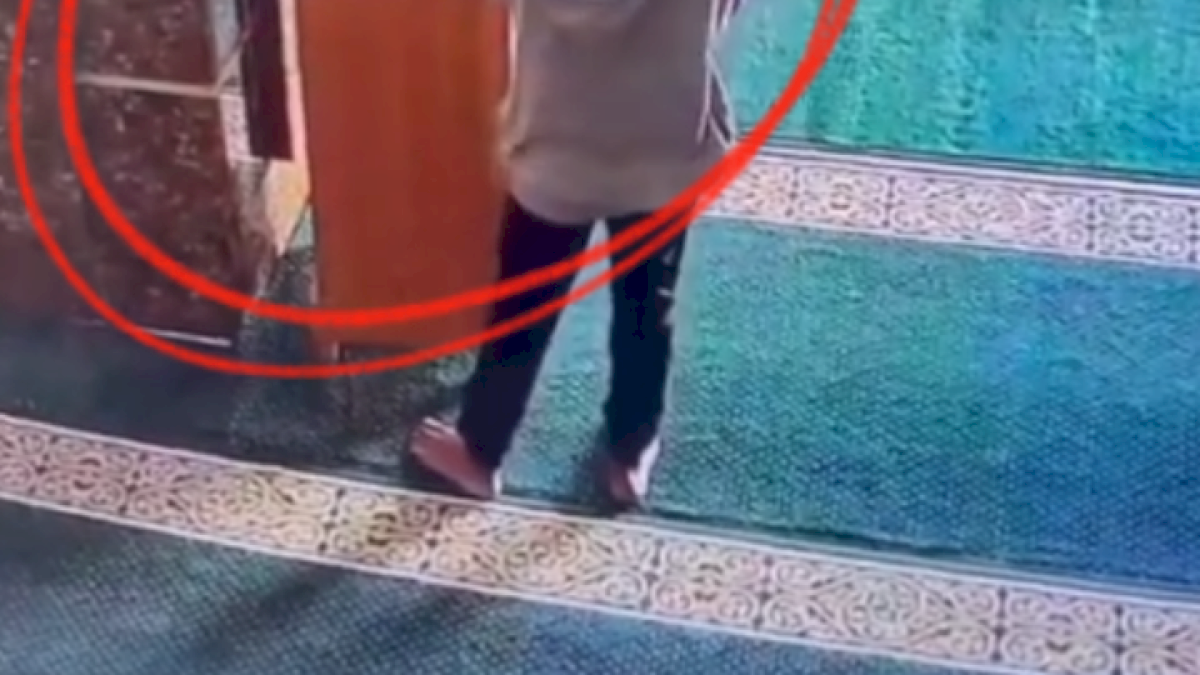 VIDEO: Aksi Pencurian Kotak Amal Masjid di Makassar