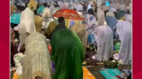 VIDEO: Viral, Seorang Bocah Laki-laki Payungi Ibunya saat Salat di Tengah Hujan