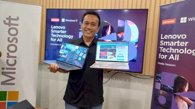 Retail Pre-sale Development Catur Nugroho saat memperkenalkan produk terbaru Lenovo Indonesia (Sri Wahyu Diastuti / Sulselsatu.com)