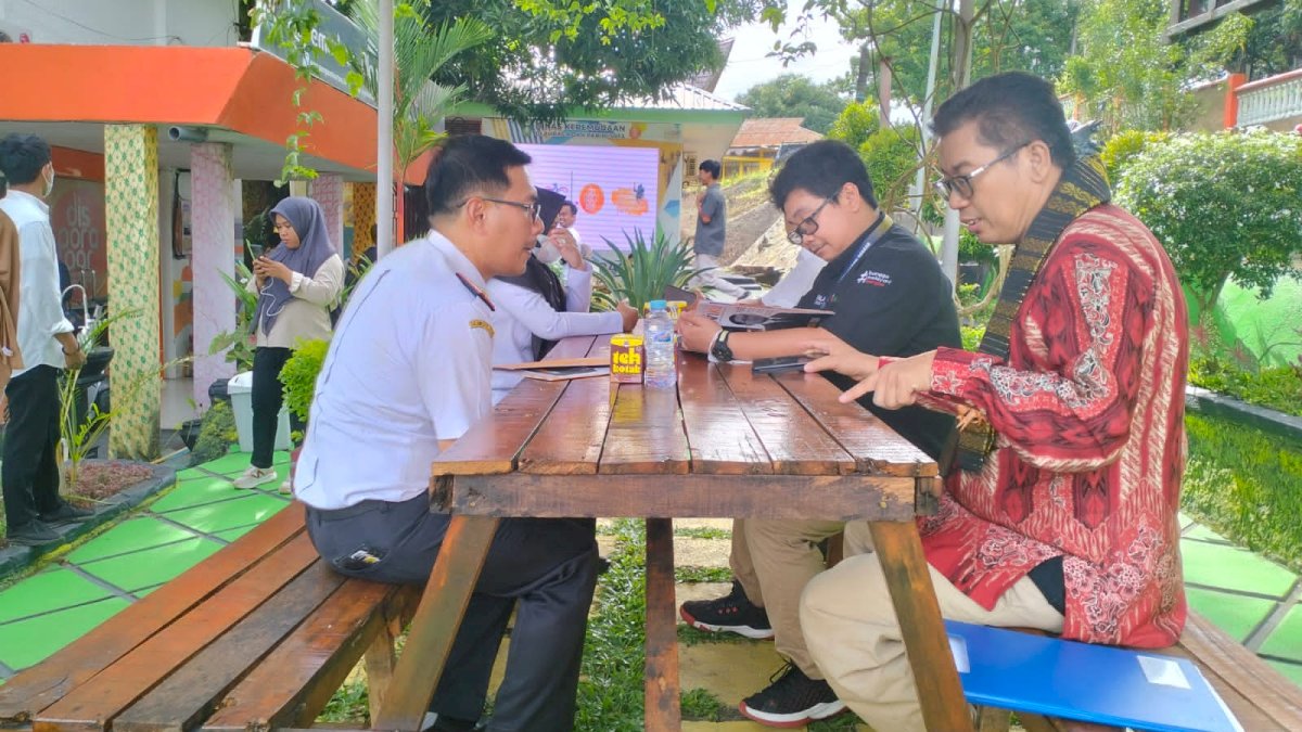 Tim Penilai dari LAN Puji Inovasi Kantor Dewiku Disporapar Parepare