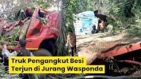 VIDEO: Diduga Hilang Kendali, Truk Pengangkut Besi Terjun di Jurang Wasponda