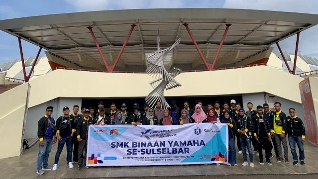 Peserta dari SMK yang berkunjung ke pabrik Yamaha (dokumen: istimewa)
