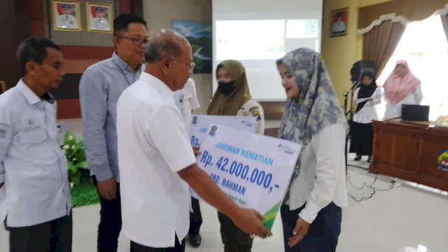 Penyerahan santunan BPJS Kesehatan kepada ahli waris (dokumen: istimewa)