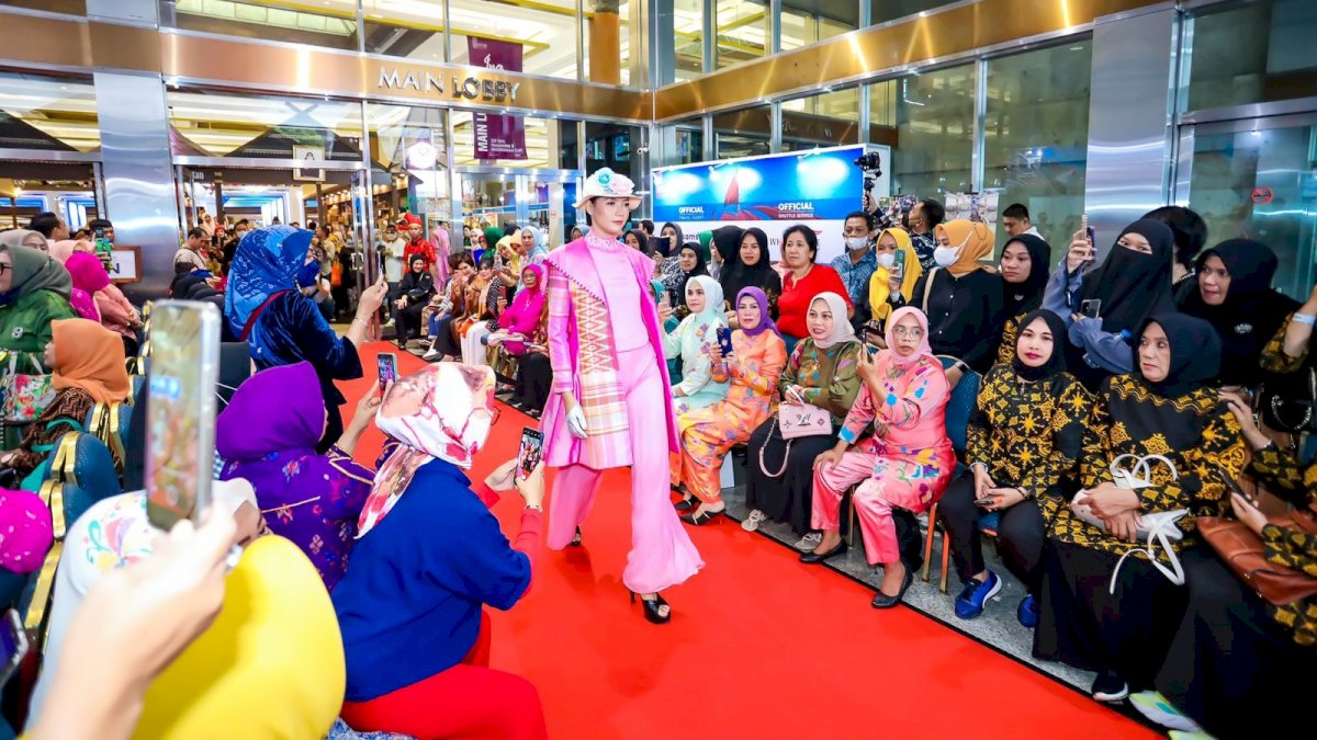 Dekranasda Gowa Kolaborasi Desainer Defrico Audy, Tampilkan Tenun Sutra di Inacraft 2023