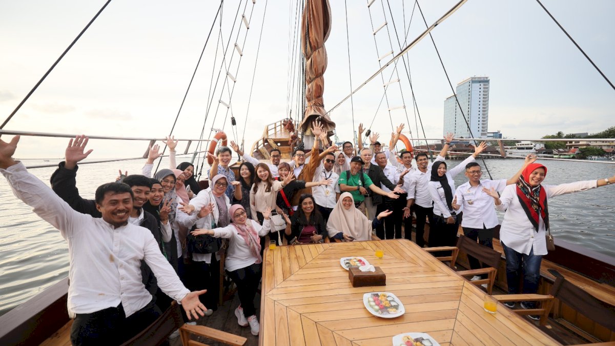 Peserta Workshop dan Trainer Temasek Singapore Jajal Kapal Pinisi di Makassar