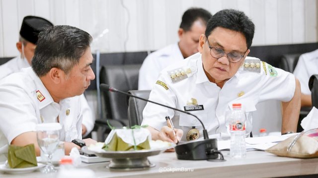 Bupati Barru Suardi Saleh saat mendengar arahan Menteri PMK terkait penurunan kemiskinan dan stunting (dokumen: istimewa)
