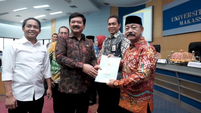 Menteri Agraria dan Tata Ruang/Kepala Badan Pertanahan Nasional ATR/BPN Hadi Tjahjanto menyerahkan sertifikat tanah ke Wabup Gowa Abd Rauf Malaganni (dokumen: istimewa)