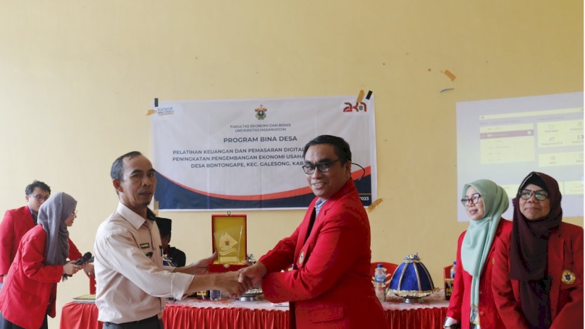 Tim Bina Desa FEB-UNHAS Berikan Pelatihan Keuangan dan Pemasaran Digital untuk UMKM di Takalar
