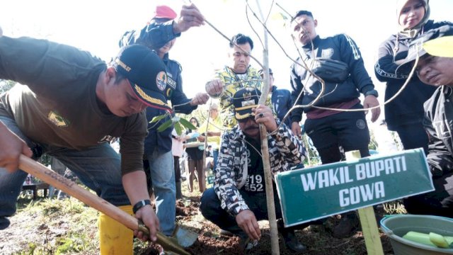 Penanaman pohon di Kawasan Hutan Produksi Tombolopao Kabupaten Gowa oleh Wakil Bupati Gowa Abd Rauf Malaganni (dokumen: istimewa)
