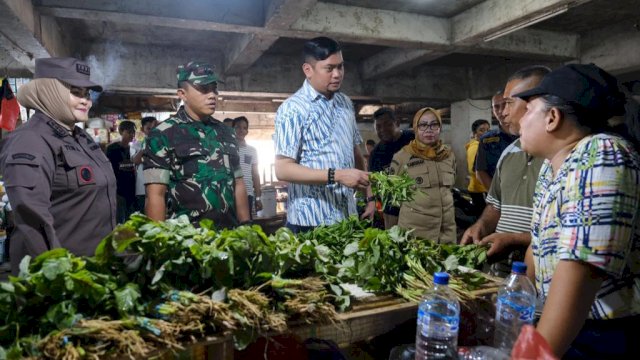 Bupati Gowa Adnan Purichta Ichsan pantau stok dan harga komoditi di pasar tradisional (dokumen: istimewa)