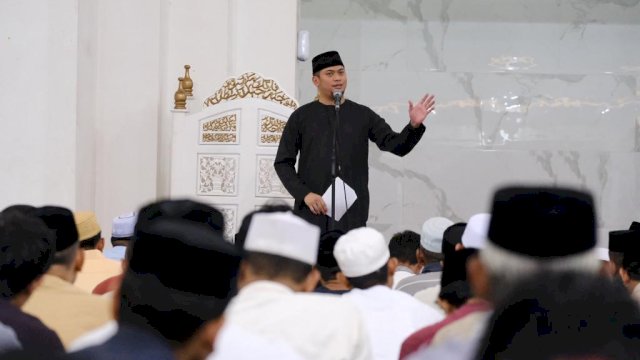 Bupati Gowa Adnan Purichta Ichsan saat shalat tarawih pertama Ramadan 2023 (dokumen: istimewa)