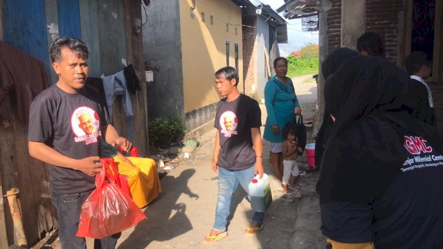 Penyerahan bantuan kepada nelayan pencari rumput laut di Desa Tirowali, Kecamatan Ponrang, Kabupaten Luwu. (Dokumen: istimewa)