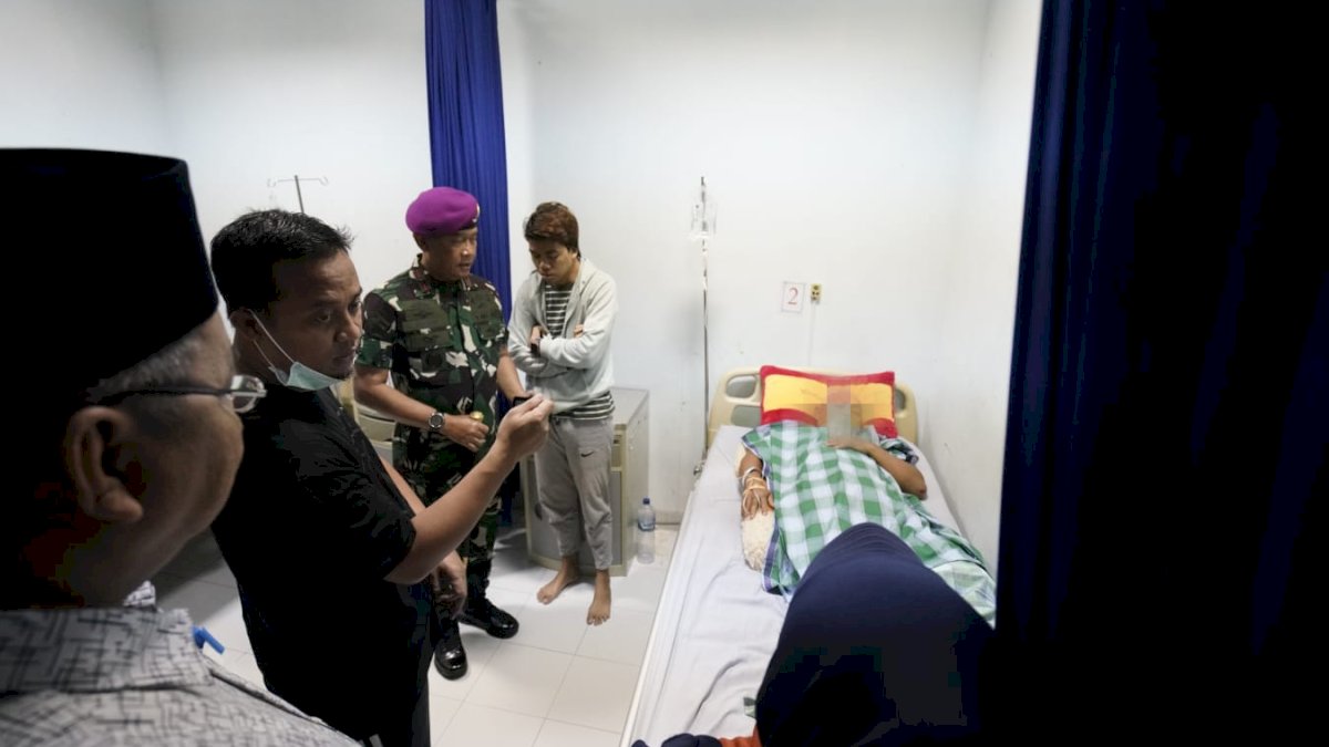 Andi Sudirman Doakan dan Santuni Korban Rubuhnya Kubah Masjid di Makassar