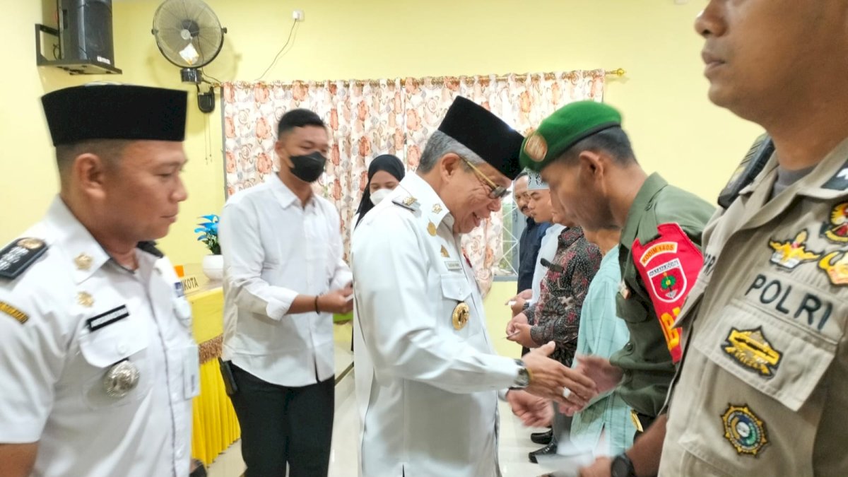 Pemkot Parepare Serahkan Insentif RT/RW di Kecamatan Ujung