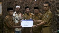 Makmurkan Masjid, Camat Tallo Bersama Kabag Perekonomian Serahkan Bantuan Hibah Sebesar 50 Juta